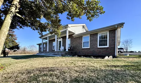 802 Days Rd, Lafayette, TN 37083