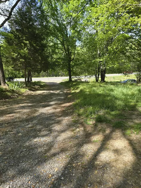 21 Lost Ln, Mcewen, TN 37101