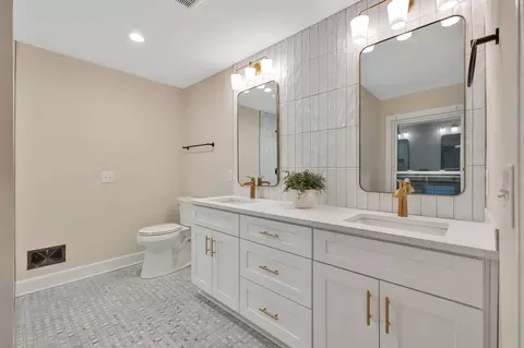 Bath - 1027 Rucker Ln, Murfreesboro, TN 37128 photo 2 of 6