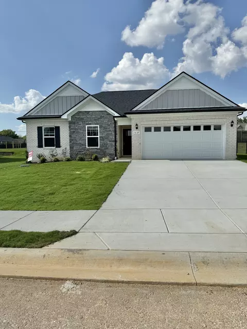 1037 Amber Hills Dr, Ashland City, TN 37015