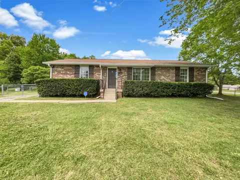 621 Overton Dr, Clarksville, TN 37042