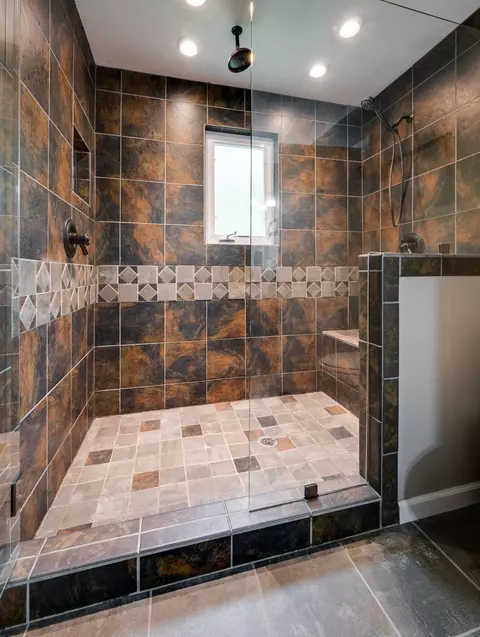 Bath - 929 Nancy Shawl Rd, Dickson, TN 37055 photo 2 of 3