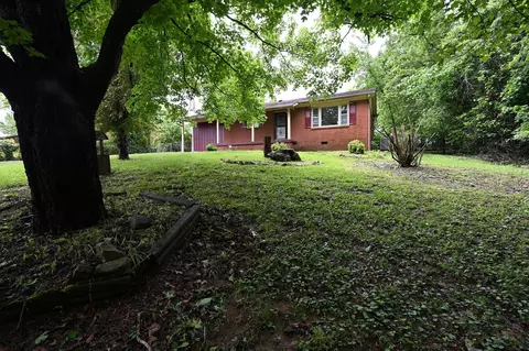 302 Crest Dr, Clarksville, TN 37043