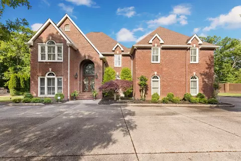 216 Woodlake Dr, Gallatin, TN 37066