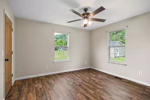 Bedroom - 686 E Main St, Dowelltown, TN 37059 photo 5 of 6