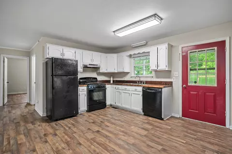 Kitchen - 686 E Main St, Dowelltown, TN 37059 photo 1 of 2