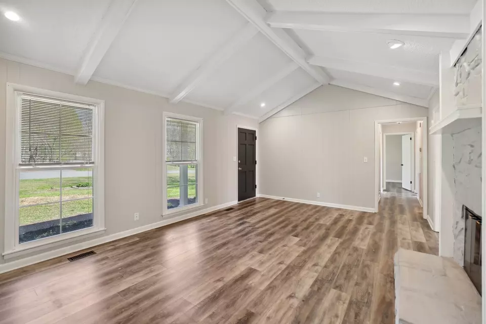 Living - 28 Brookside Ct, Old Hickory, TN 37138 photo 2 of 7