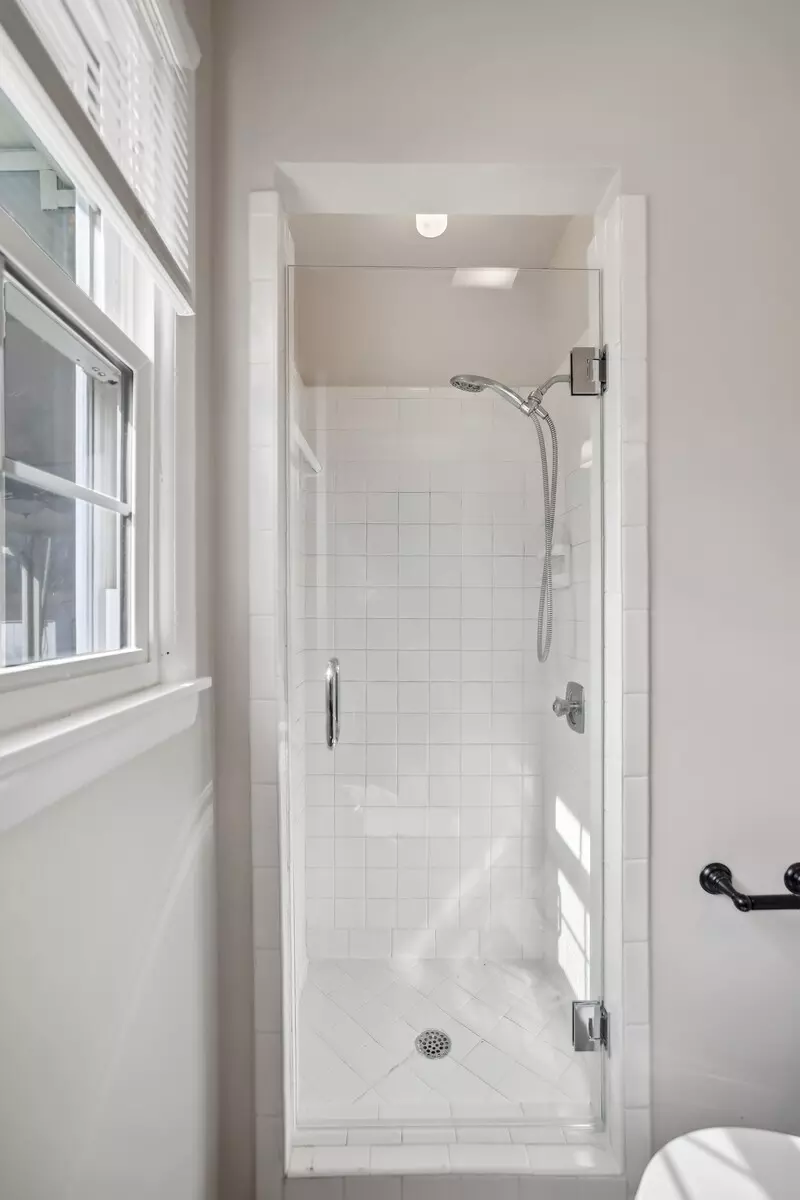 Bath - 28 Brookside Ct, Old Hickory, TN 37138 photo 3 of 4