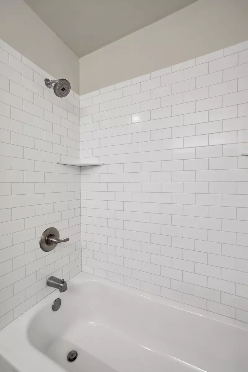 Bath - 28 Brookside Ct, Old Hickory, TN 37138 photo 2 of 4