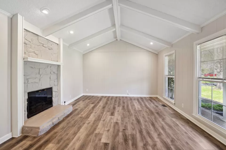 Living - 28 Brookside Ct, Old Hickory, TN 37138 photo 5 of 7