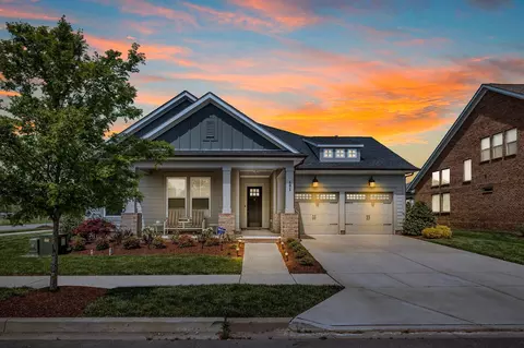 101 Championship Pl, Hendersonville, TN 37075