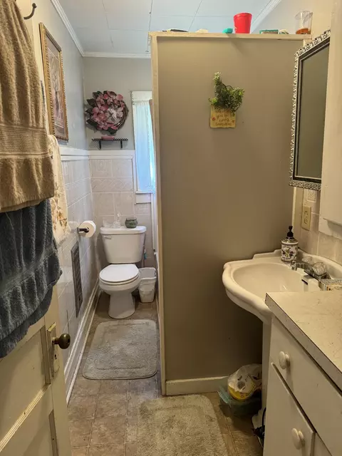 Bath - 2745 Morrison Viola Rd, Morrison, TN 37357 photo 1 of 1