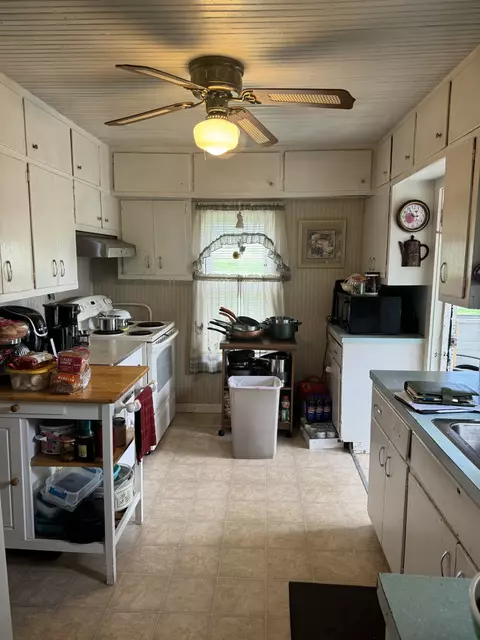 Kitchen - 2745 Morrison Viola Rd, Morrison, TN 37357 photo 1 of 2