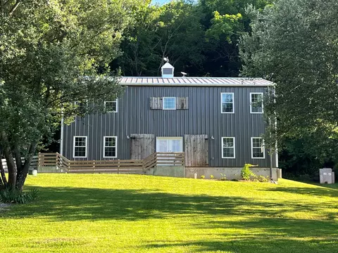 102 Garrison Pvt Ln, Cottontown, TN 37048