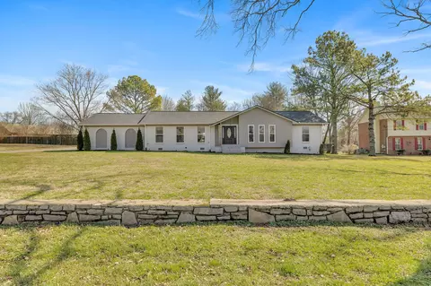 1037 S Brookside Dr, Gallatin, TN 37066