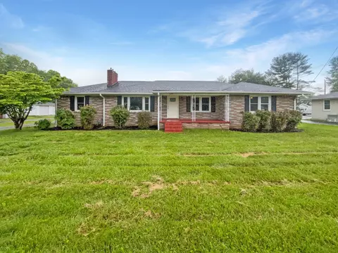 824 S Broadway St, Portland, TN 37148