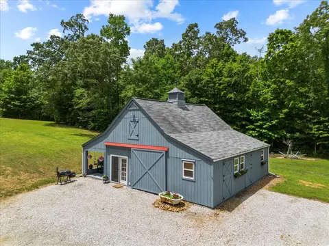 100 Croff Ln, Mcewen, TN 37101