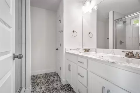 Bath - 357 Fieldstone Ln, Springfield, TN 37172 photo 3 of 4