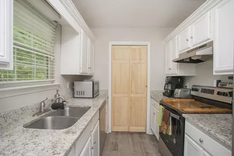 Kitchen - 137 Brookside Pt, Springfield, TN 37172 photo 2 of 4