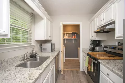 Kitchen - 137 Brookside Pt, Springfield, TN 37172 photo 3 of 4