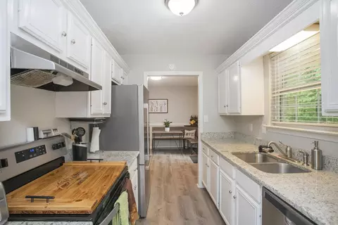 Kitchen - 137 Brookside Pt, Springfield, TN 37172 photo 4 of 4