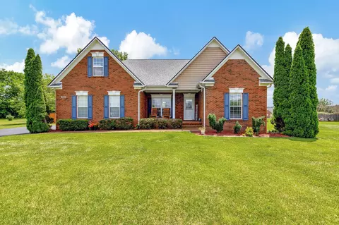 1404 Triple Crown Ct, Columbia, TN 38401