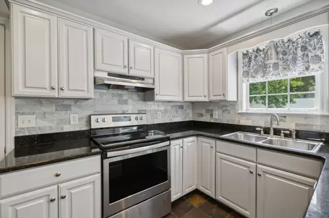 Kitchen - 224 Devrow Ct, Franklin, TN 37064 photo 5 of 6