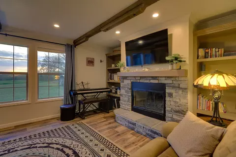 Living - 658 Deberry Rd, Morrison, TN 37357 photo 3 of 5