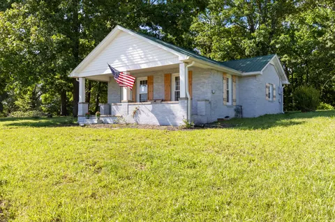 Exterior - 1076 Highway 47 E, Dickson, TN 37055 photo 2 of 11