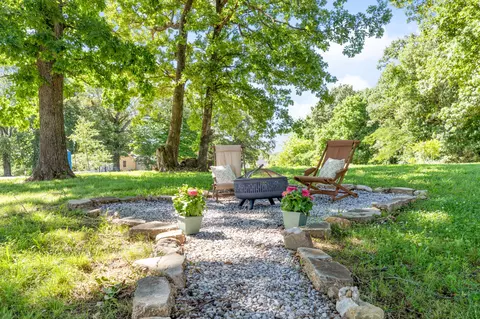 Exterior - 1076 Highway 47 E, Dickson, TN 37055 photo 8 of 11