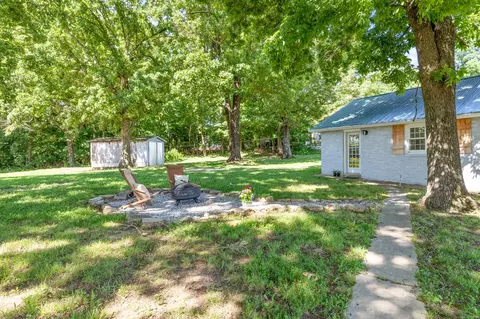 Exterior - 1076 Highway 47 E, Dickson, TN 37055 photo 10 of 11