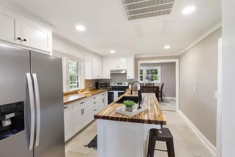 Kitchen - 1076 Highway 47 E, Dickson, TN 37055 photo 3 of 8