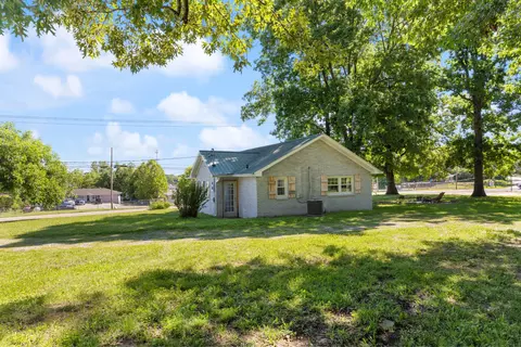 Exterior - 1076 Highway 47 E, Dickson, TN 37055 photo 7 of 11
