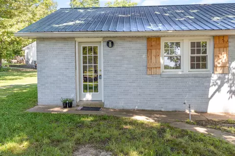 Exterior - 1076 Highway 47 E, Dickson, TN 37055 photo 9 of 11