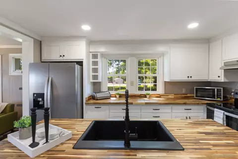 Kitchen - 1076 Highway 47 E, Dickson, TN 37055 photo 2 of 8