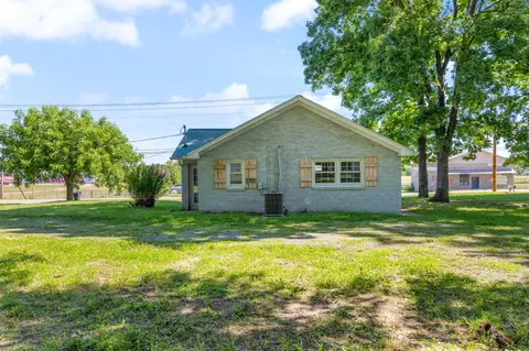 Exterior - 1076 Highway 47 E, Dickson, TN 37055 photo 6 of 11