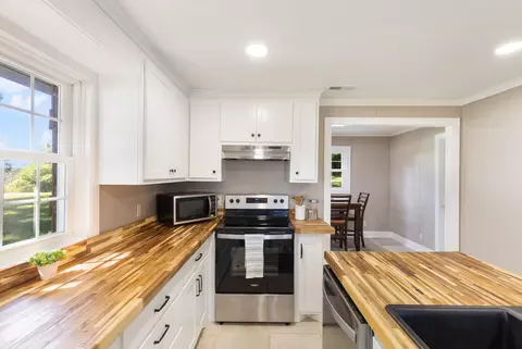 Kitchen - 1076 Highway 47 E, Dickson, TN 37055 photo 5 of 8