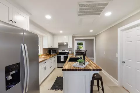 Kitchen - 1076 Highway 47 E, Dickson, TN 37055 photo 4 of 8