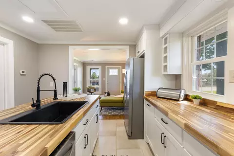 Kitchen - 1076 Highway 47 E, Dickson, TN 37055 photo 6 of 8