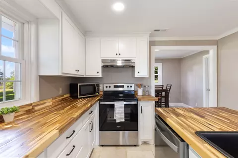 Kitchen - 1076 Highway 47 E, Dickson, TN 37055 photo 7 of 8
