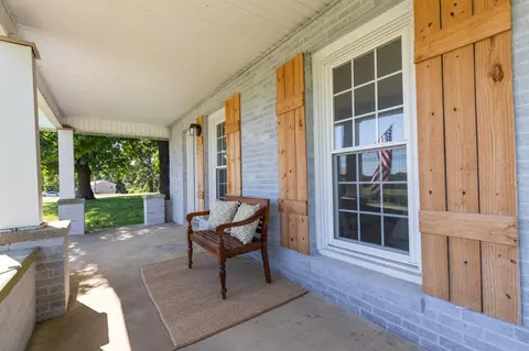 Exterior - 1076 Highway 47 E, Dickson, TN 37055 photo 5 of 11
