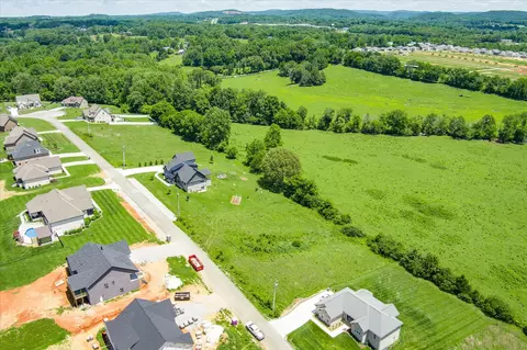 672 Blue Water Dr, Cookeville, TN 38506