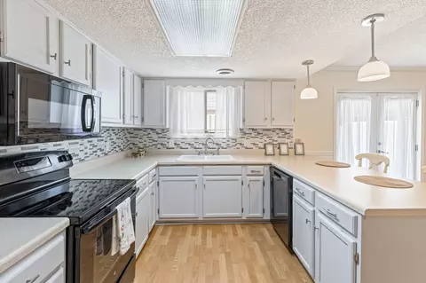 204 Lake Chateau Dr, Hermitage, TN 37076