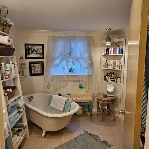 Bath - 420 Madison St E, Pulaski, TN 38478 photo 1 of 2