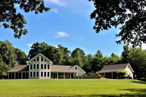 410 Peninsula Dr, Eddyville, KY 42038