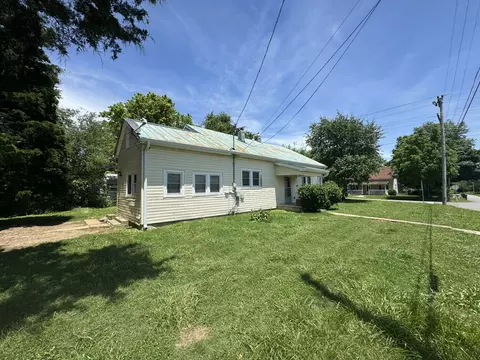 Exterior - 106 Dickson Ave, Dickson, TN 37055 photo 4 of 5