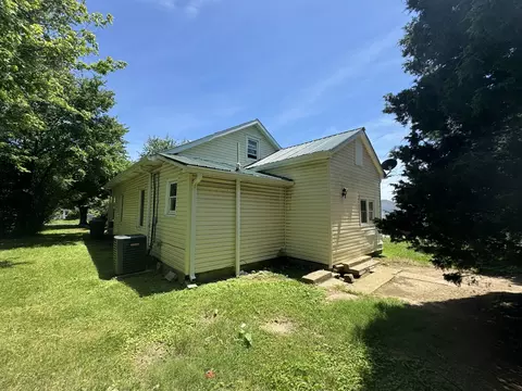 Exterior - 106 Dickson Ave, Dickson, TN 37055 photo 3 of 5