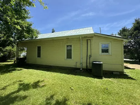 Exterior - 106 Dickson Ave, Dickson, TN 37055 photo 2 of 5