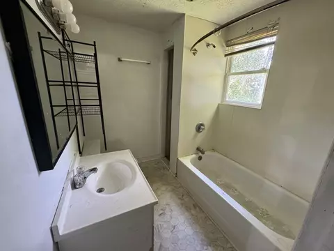 Bath - 106 Dickson Ave, Dickson, TN 37055 photo 1 of 1