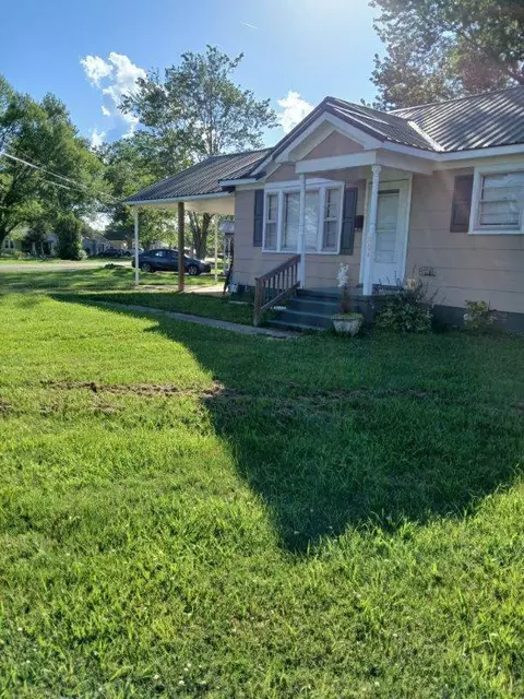 404 S Walnut St, Hohenwald, TN 38462
